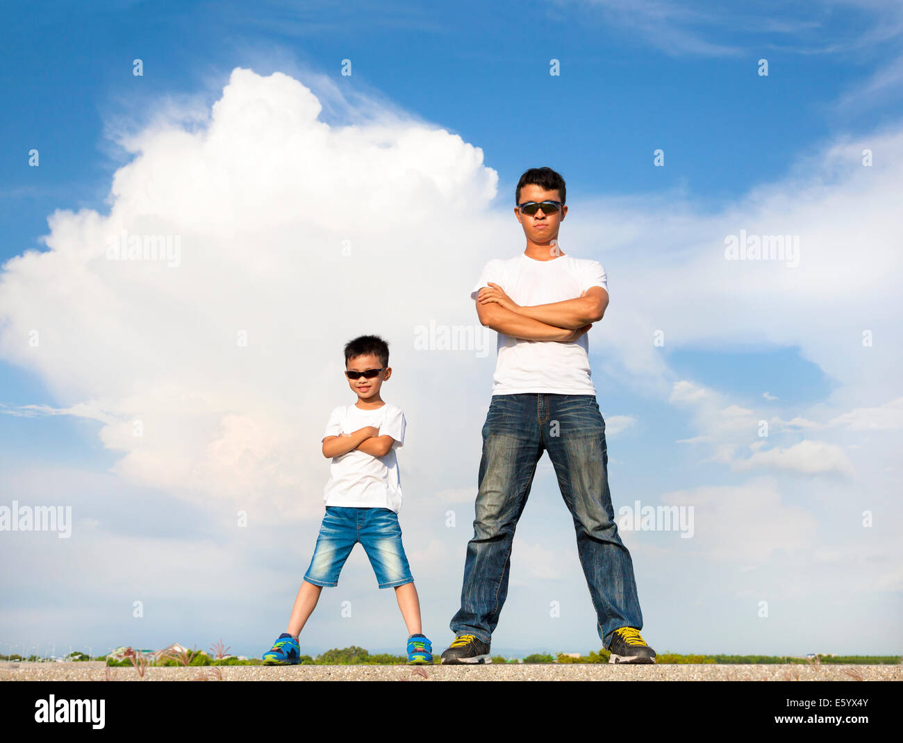 Asian padre e figlio in piedi su una piattaforma di pietra Foto Stock