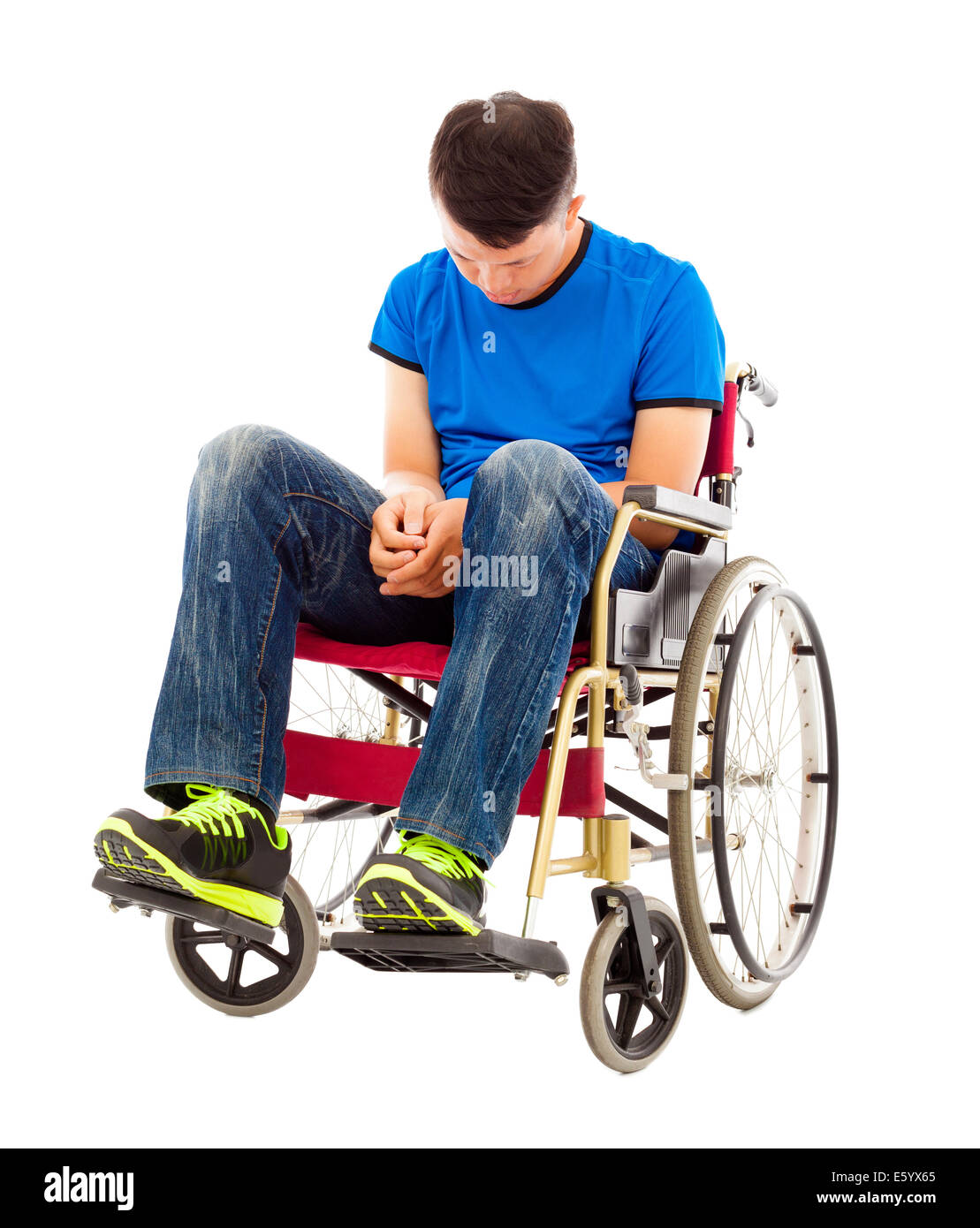 Frustrato uomo disabile seduto su una sedia a rotelle Foto Stock