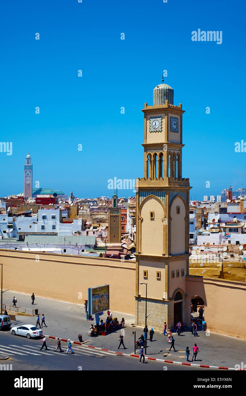 Il Marocco, Casablanca, vecchia Medina, la torre dell orologio e la moschea di Hassan II Foto Stock