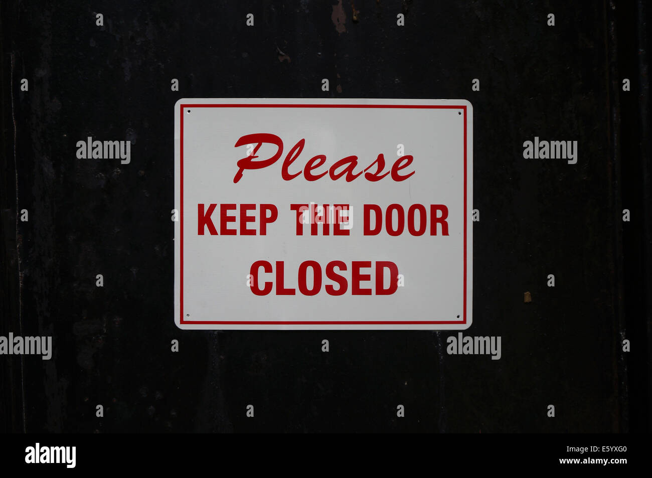 Cartello che diceva "Si prega di tenere la porta chiusa Foto stock - Alamy