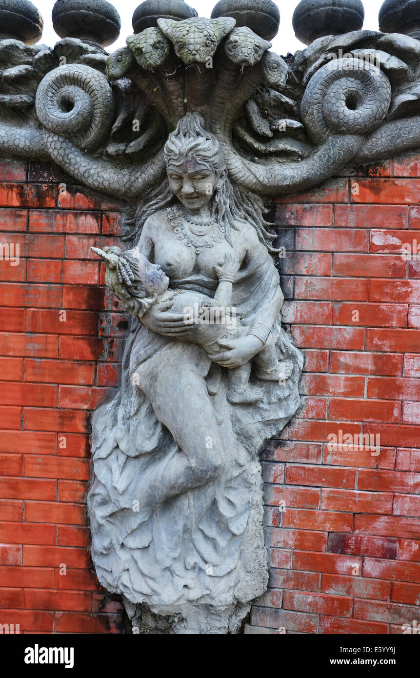 Scultura e Incisione statua angelo creature di mito e di leggenda stile nepal all ingresso dell'inferno s cade o diavolo cascata. Foto Stock
