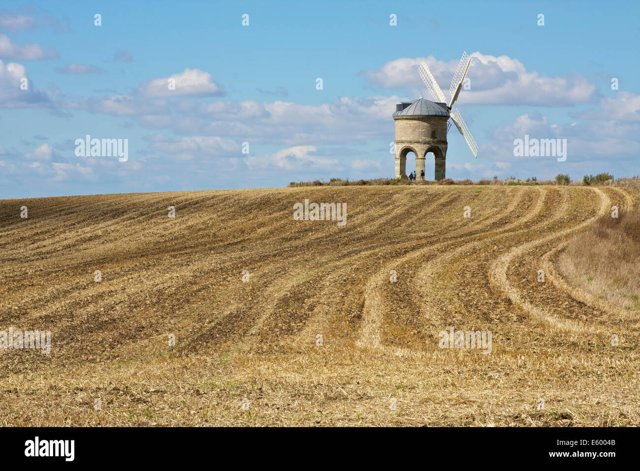 La storica Chesterton Windmill, Warwickshire, Regno Unito. Campo Arato luminosa giornata d'estate. Foto Stock