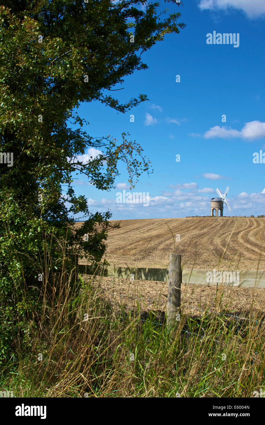 La storica Chesterton Windmill, Warwickshire, Regno Unito. Campo Arato luminosa giornata d'estate. Foto Stock