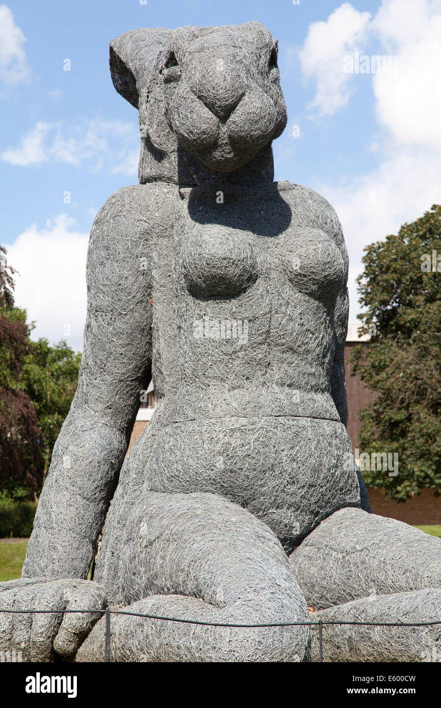 "Lady Lepre' dallo scultore Sophie Ryder a Yorkshire Sculpture Park Foto Stock