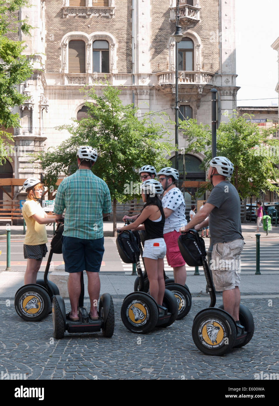 Giovani turisti su Segway (due ruote di veicolo elettrico) con la loro  guida di fronte al Teatro dell'Opera, Budapest, Ungheria Foto stock - Alamy
