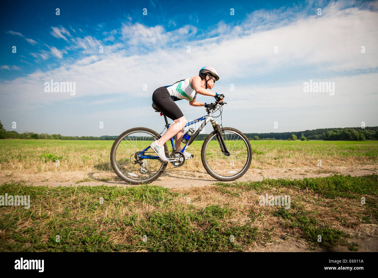 Le donne sulla natura di una corsa in bicicletta Foto Stock