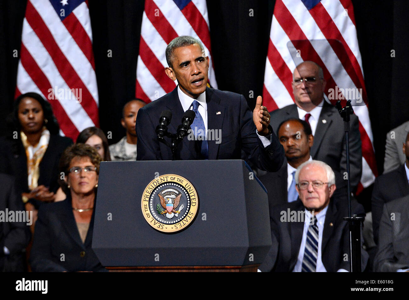 Il Presidente Usa Barack Obama parla prima della firma in legge un disegno di legge per revisionare il reparto degli affari di veterani come membri del Congresso guardare il 7 agosto 2014 a Fort Belvoir, Virginia. Foto Stock