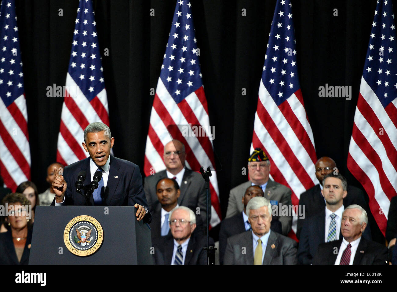 Il Presidente Usa Barack Obama parla prima della firma in legge un disegno di legge per revisionare il reparto degli affari di veterani come membri del Congresso guardare il 7 agosto 2014 a Fort Belvoir, Virginia. Foto Stock