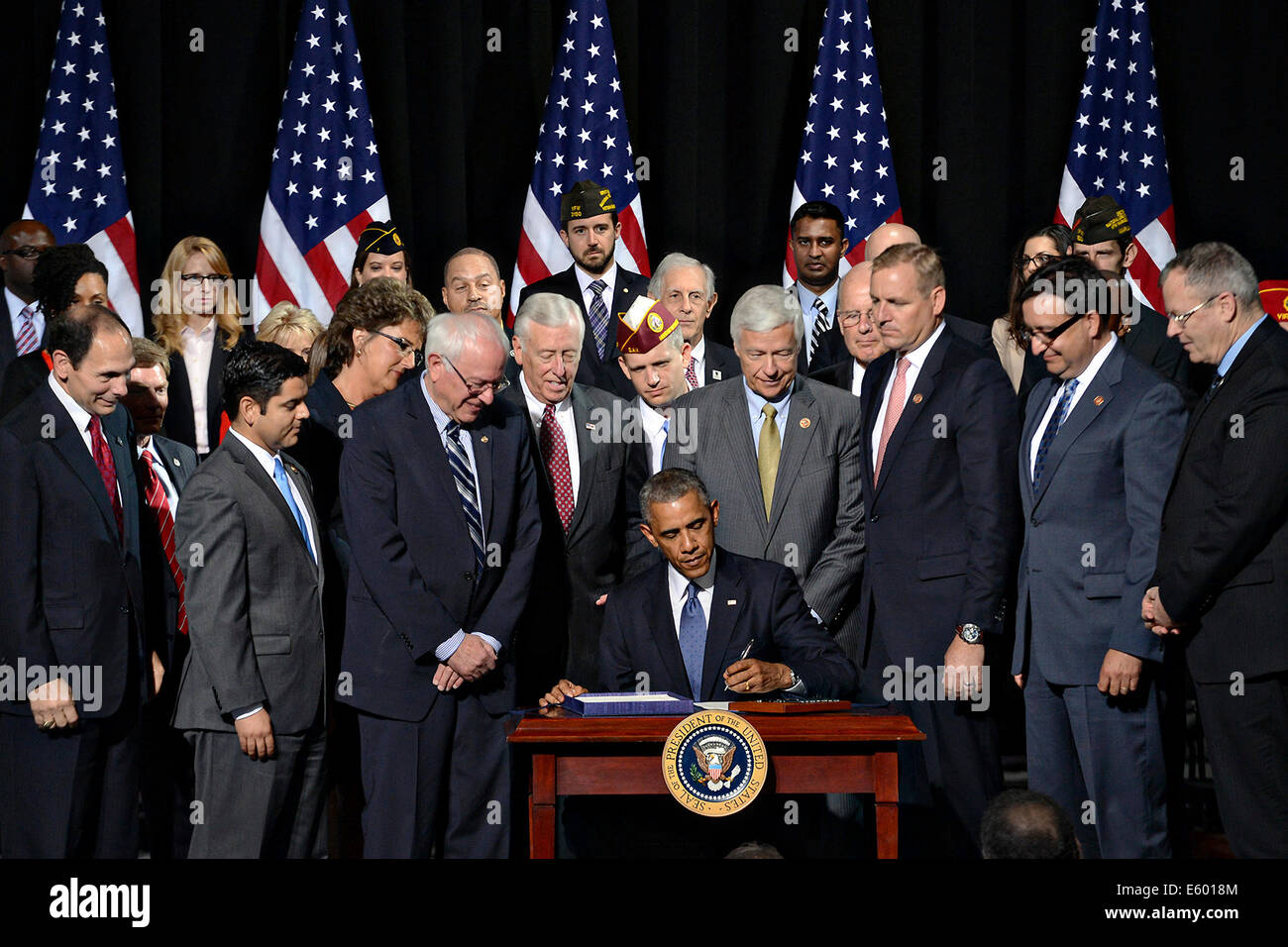 Il Presidente Usa Barack Obama segni in legge un disegno di legge per revisionare il reparto degli affari di veterani come membri del Congresso guardare il 7 agosto 2014 a Fort Belvoir, Virginia. Foto Stock