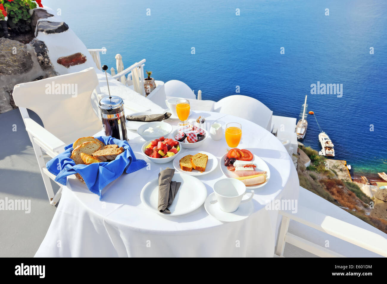 La colazione su una terrazza che si affaccia sul mare di Oia - Santorini, Cicladi Grecia Foto Stock