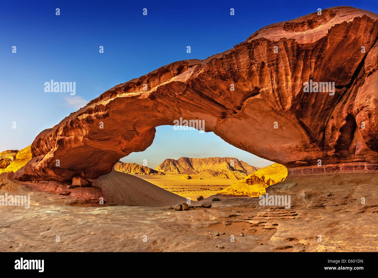 Vista attraverso un arco di roccia nel deserto di Wadi Rum, Giordania, Medio Oriente Foto Stock
