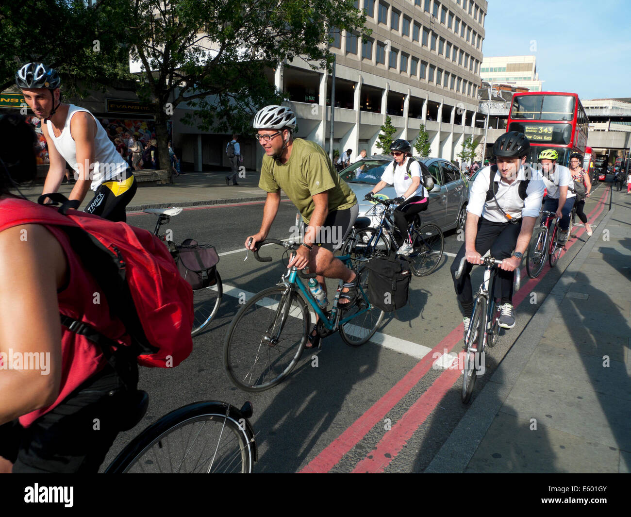 Pendolari in bicicletta su King William Street in bicicletta verso Londra Bridge che si trova in città dopo il lavoro nel centro di Londra d'estate REGNO UNITO KATHY DEWITT Foto Stock