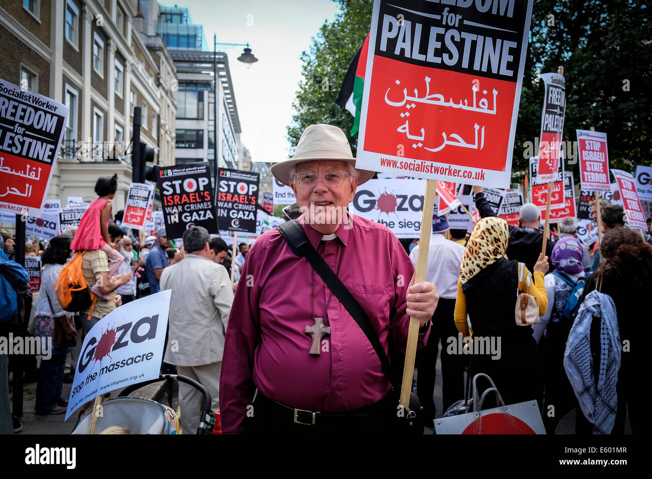 Portland Place, Londra, 9 agosto 2014. Il Vescovo Richard Llewellin detiene aloft un banner per protestare contro la violenza a Gaza. Fotografo; Gordon Scammell/Alamy Live News Foto Stock