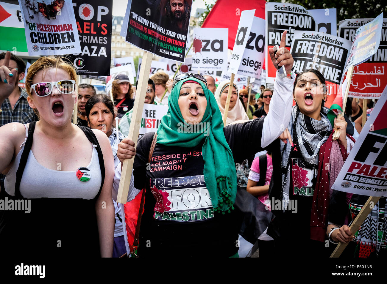 Portland Place, Londra, 9 agosto 2014. Cartelli chiedendo la fine della violenza a Gaza essendo mantenuto aloft a una protesta a Londra. Fotografo; Gordon Scammell/Alamy Live News Foto Stock