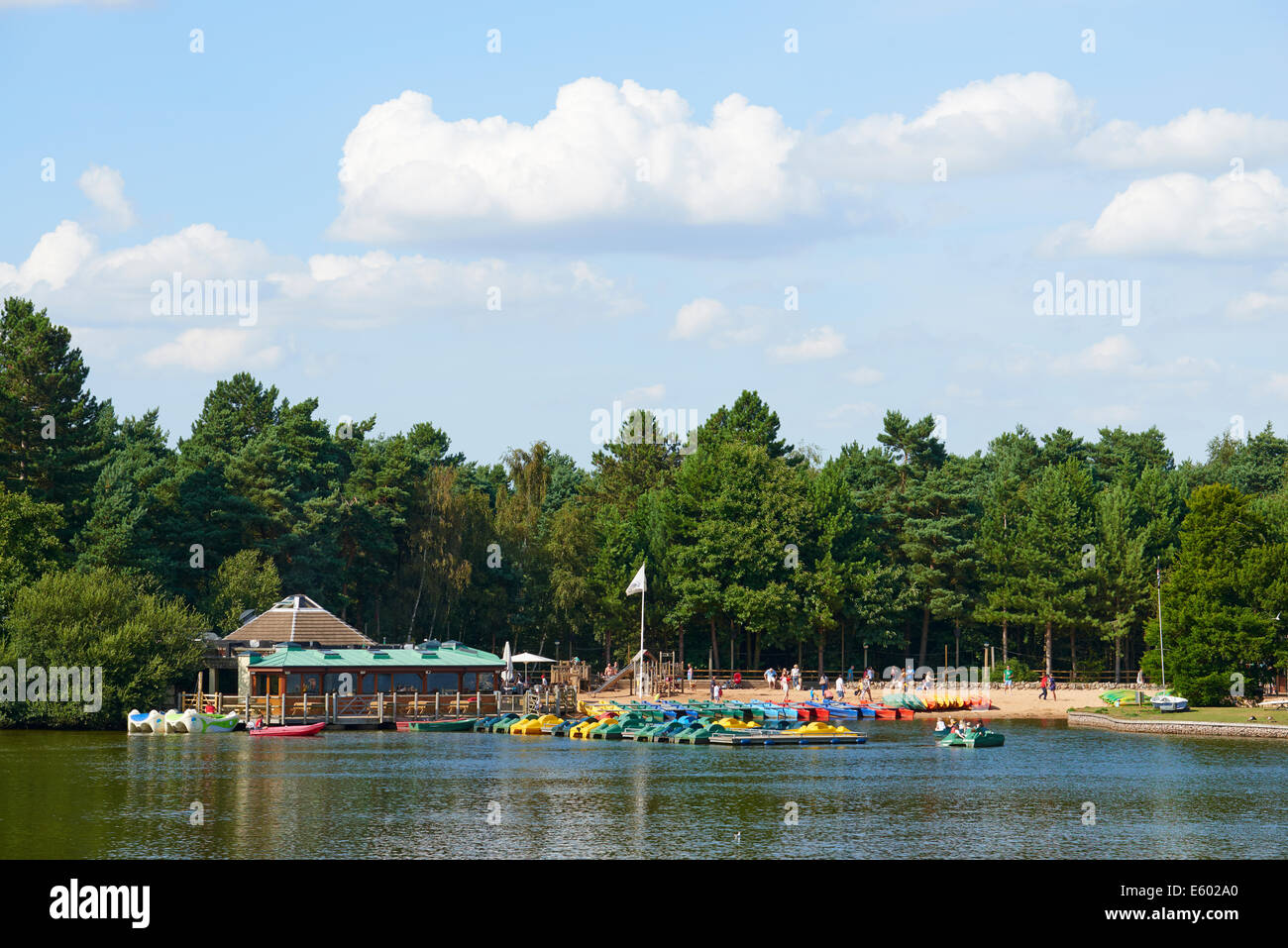 Vista attraverso gli sport acquatici sul lago verso il boathouse, Spiaggia e Pancake House Center Parcs Foresta di Sherwood NOTTINGHAMSHIRE REGNO UNITO Foto Stock