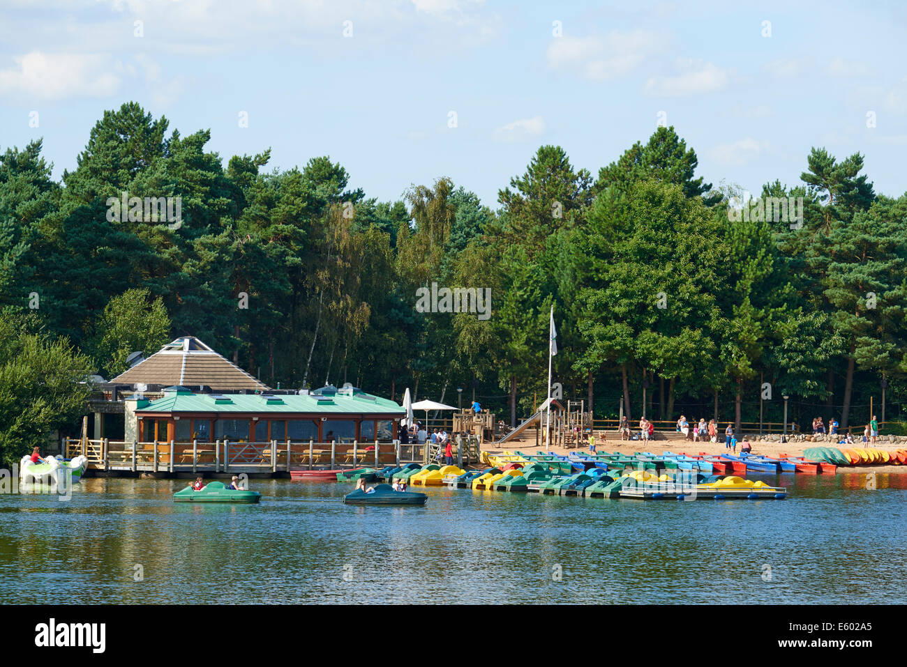 Vista attraverso gli sport acquatici sul lago verso il boathouse, Spiaggia e Pancake House Center Parcs Foresta di Sherwood NOTTINGHAMSHIRE REGNO UNITO Foto Stock