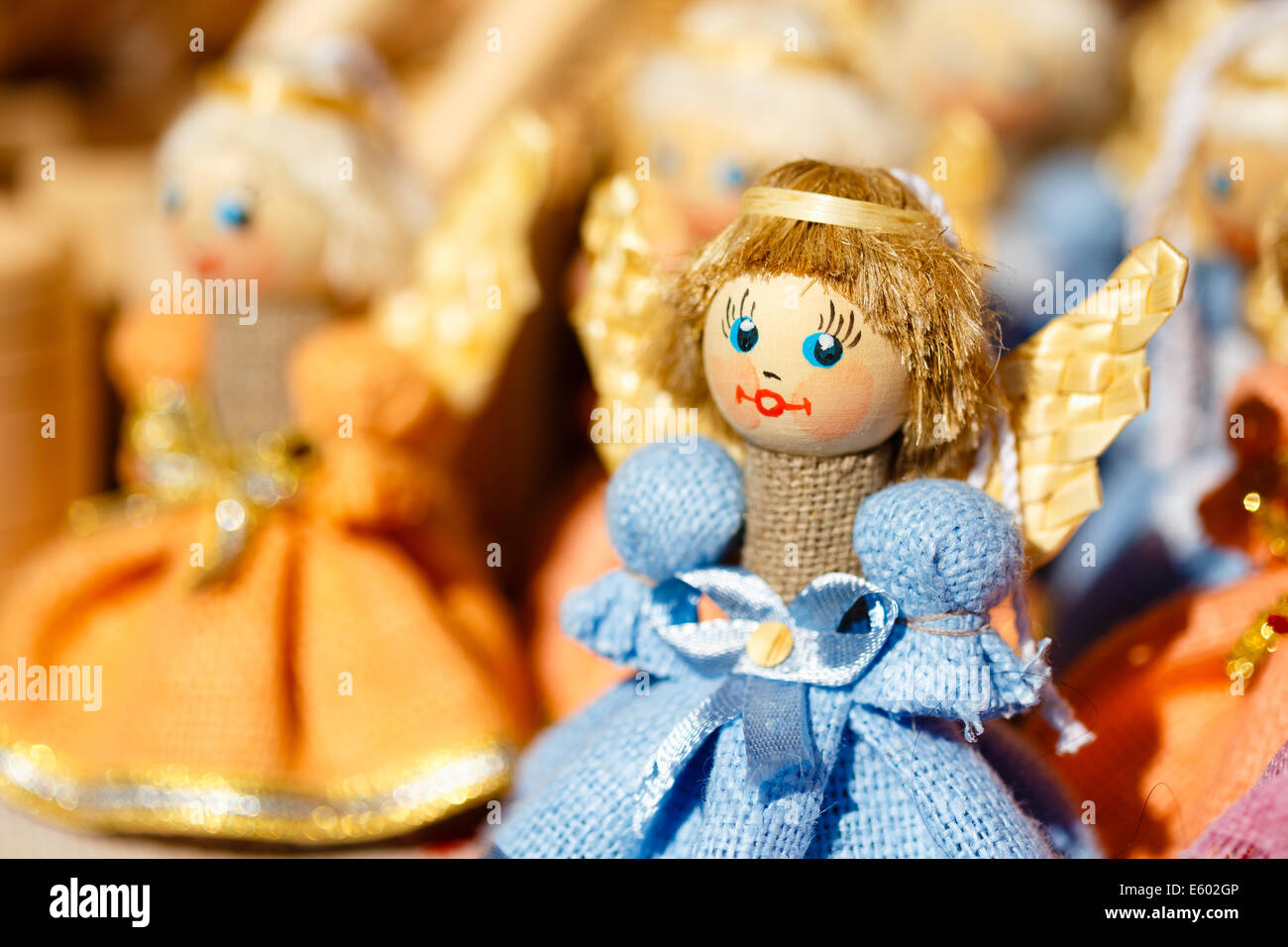 Colorato bielorusso bambole di paglia al mercato. Bambole di paglia sono il più popolare negozio di souvenir dalla Bielorussia e simbolo del paese Foto Stock