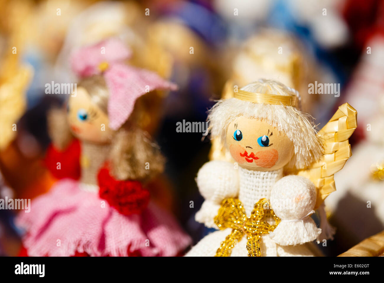 Colorato bielorusso bambole di paglia al mercato. Bambole di paglia sono il più popolare negozio di souvenir dalla Bielorussia e simbolo del paese Foto Stock