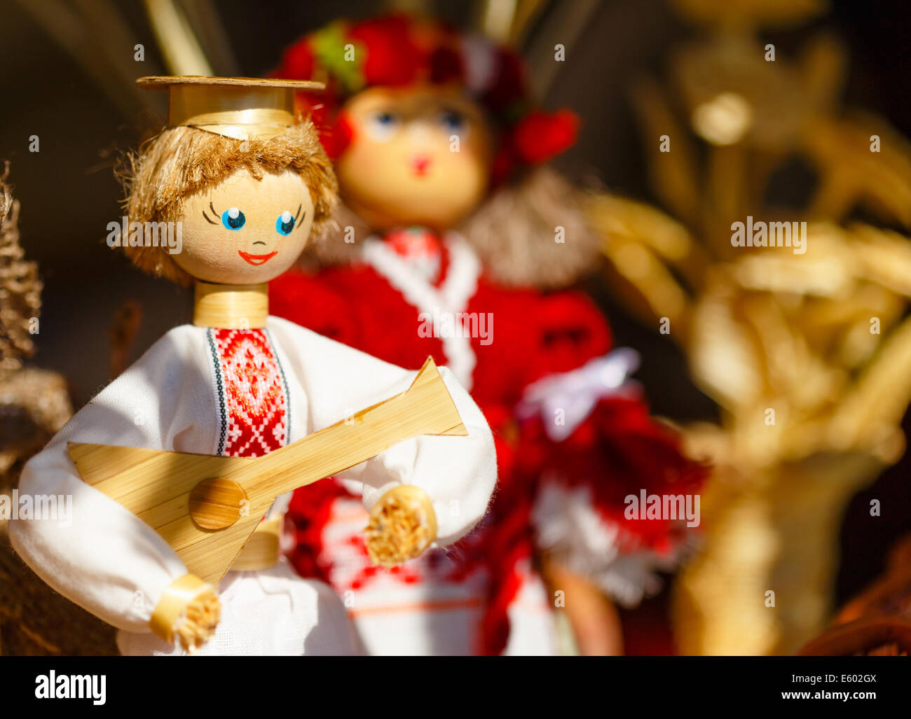 Colorato bielorusso bambole di paglia al mercato. Bambole di paglia sono il più popolare negozio di souvenir dalla Bielorussia e simbolo del paese del C Foto Stock