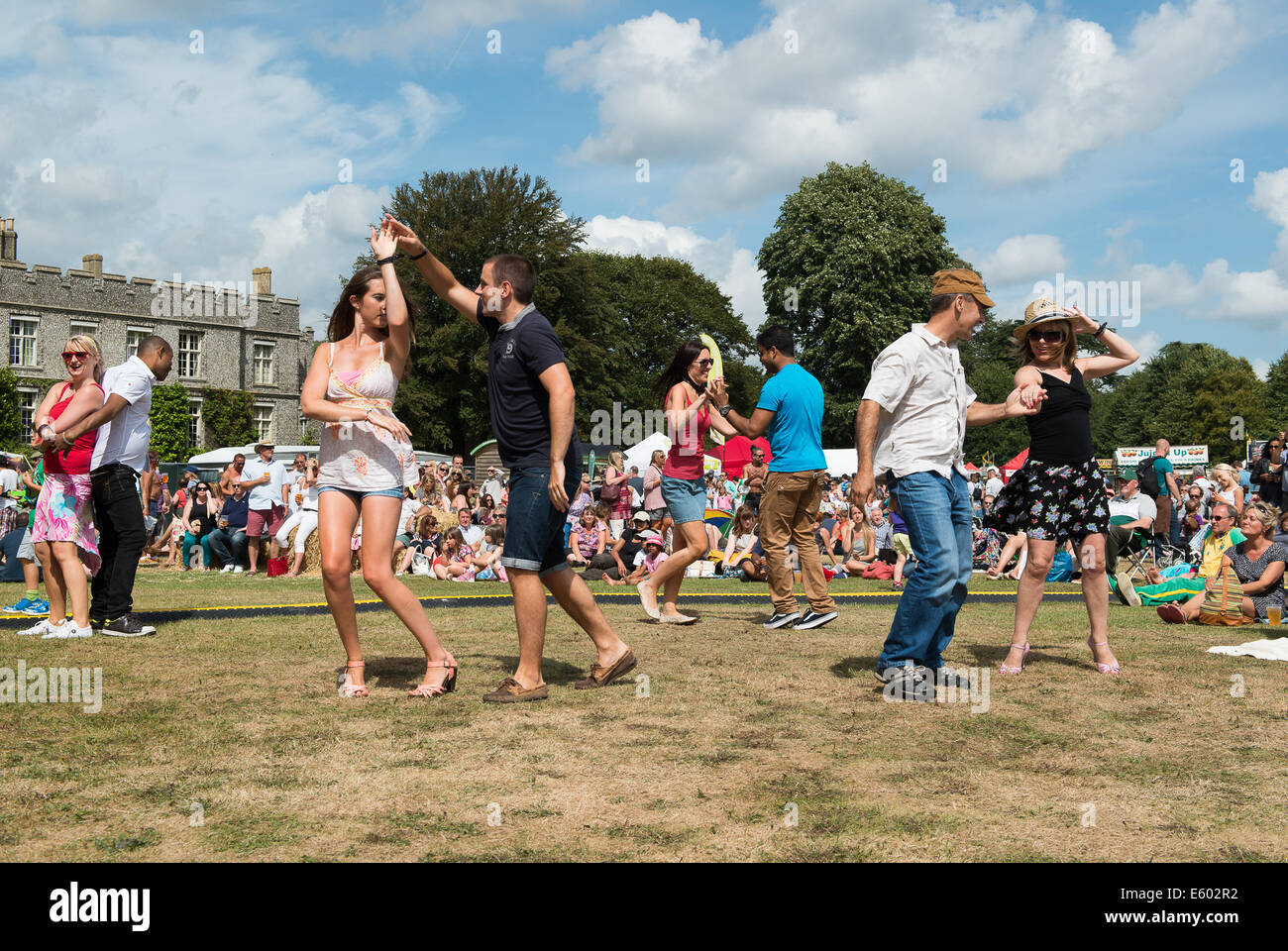 West Dean, Chichester, Regno Unito. Il 9 agosto, 2014. Ballerini di salsa approfitta della musica e una calda e soleggiata giornata d'estate al Peperoncino Fiesta in West Dean, Agosto 2014. Regno Unito meteo. Credito: MeonStock/Alamy Live News Foto Stock