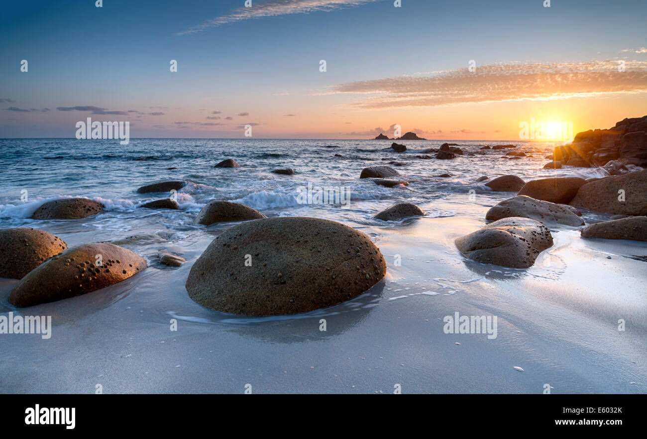 Tramonto a Nanven Porth Beach in culla Valley vicino a Penzance in Cornovaglia Foto Stock