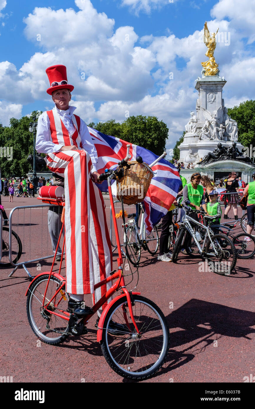 Un colorato partecipante nel Prudential RideLondon Freecycle caso pone con la sua bicicletta davanti al Monumento Victoria nel Centro Commerciale di Londra. Foto Stock