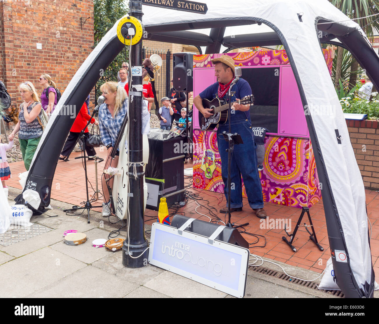 Cibo locale festival in Saltburn North Yorkshire entertainment musicisti provenienti dalla Radio BBC locale Tees Agosto 2014 Foto Stock