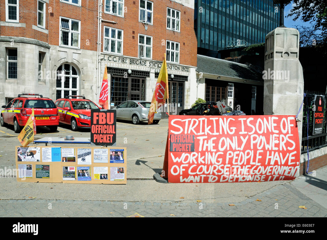 Offical FBU picket line segni fuori dalla stazione dei vigili del fuoco in Euston Road, Londra, Inghilterra Gran Bretagna Sabato 9 agosto 2014. Foto Stock
