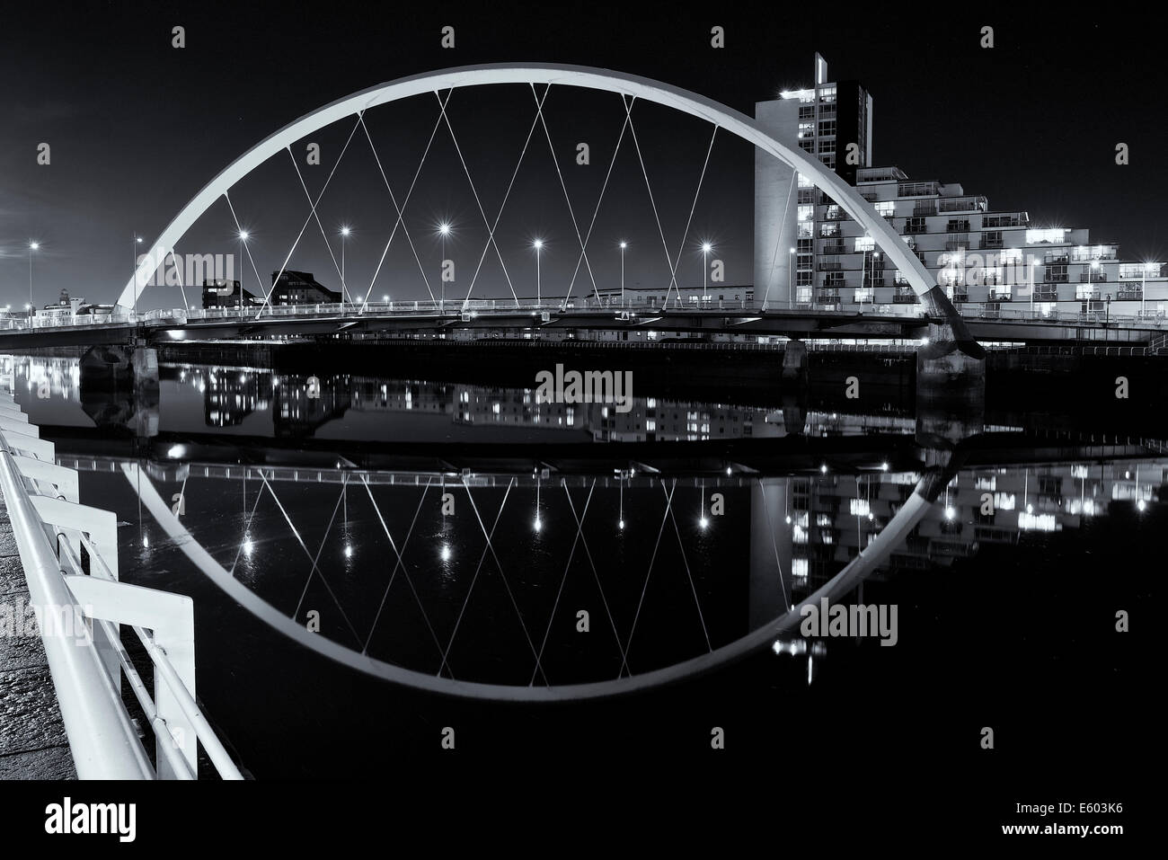 Un B&W del Clyde arco riflesso nel fiume Clyde di notte Foto Stock