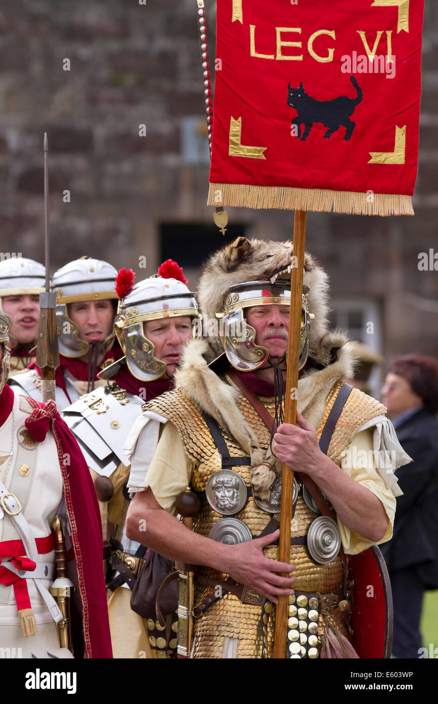 Soldato armato di The Antonine Guard, rievocazione legionario, al Caerlaverock Castle, uniformata centurione romano gladiatore presso l'evento militare, Scozia Foto Stock