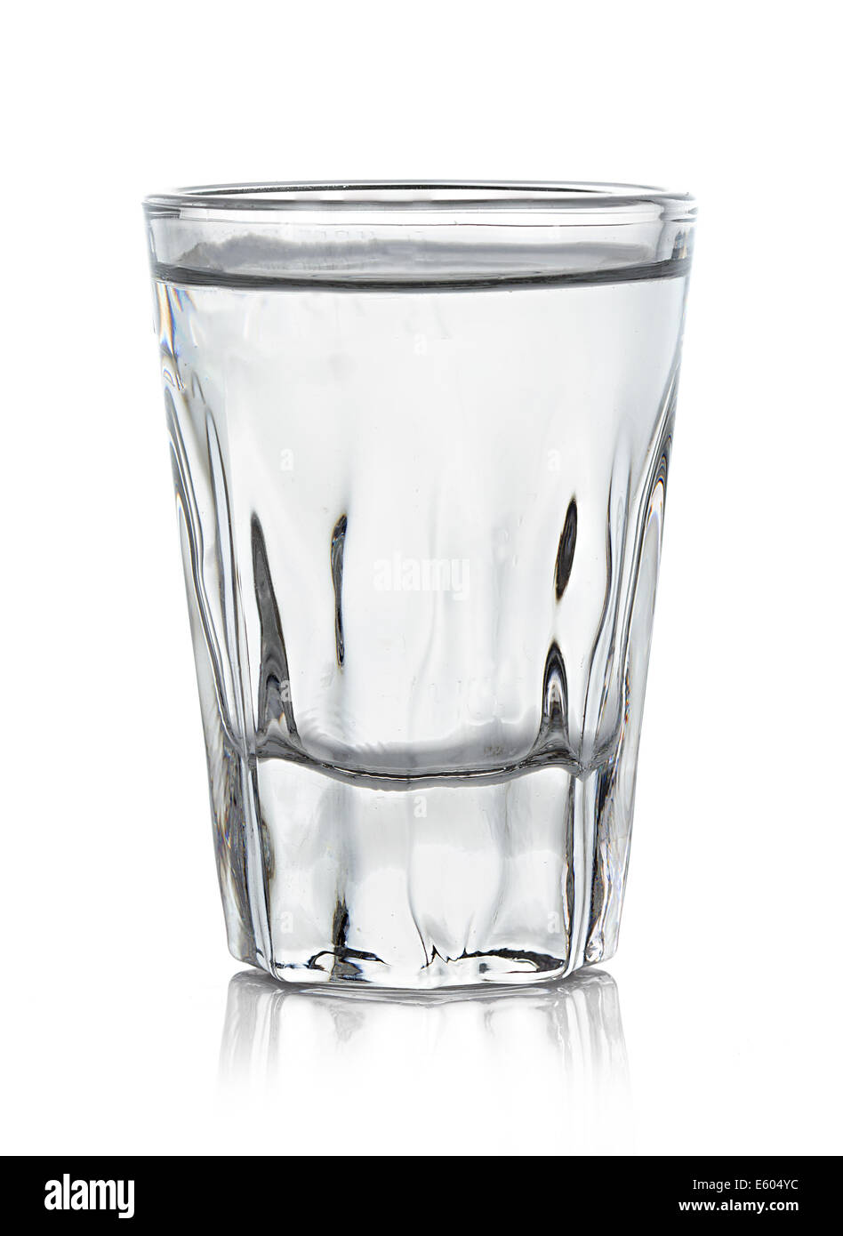 Un bicchiere di vodka isolati su sfondo bianco Foto Stock