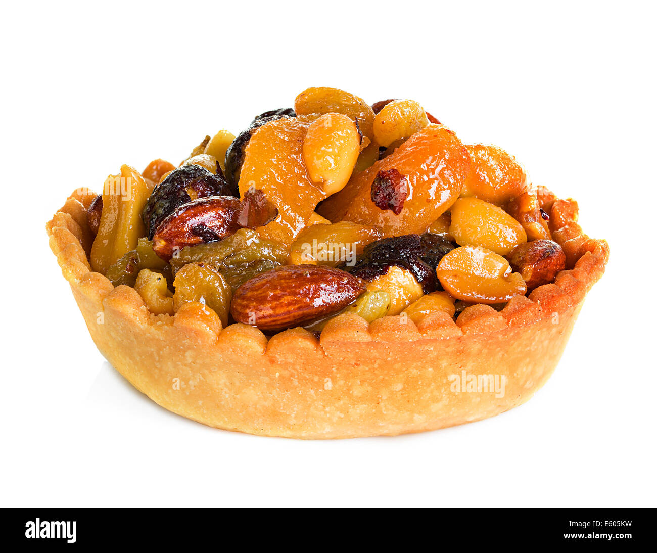 Tartlet con frutta secca, torta isolati su sfondo bianco Foto Stock