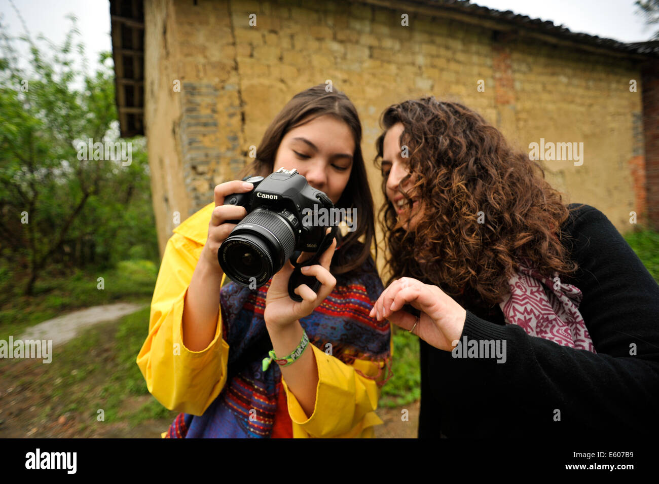 Le donne guardando le foto sulla fotocamera in Guilin, Cina Foto Stock