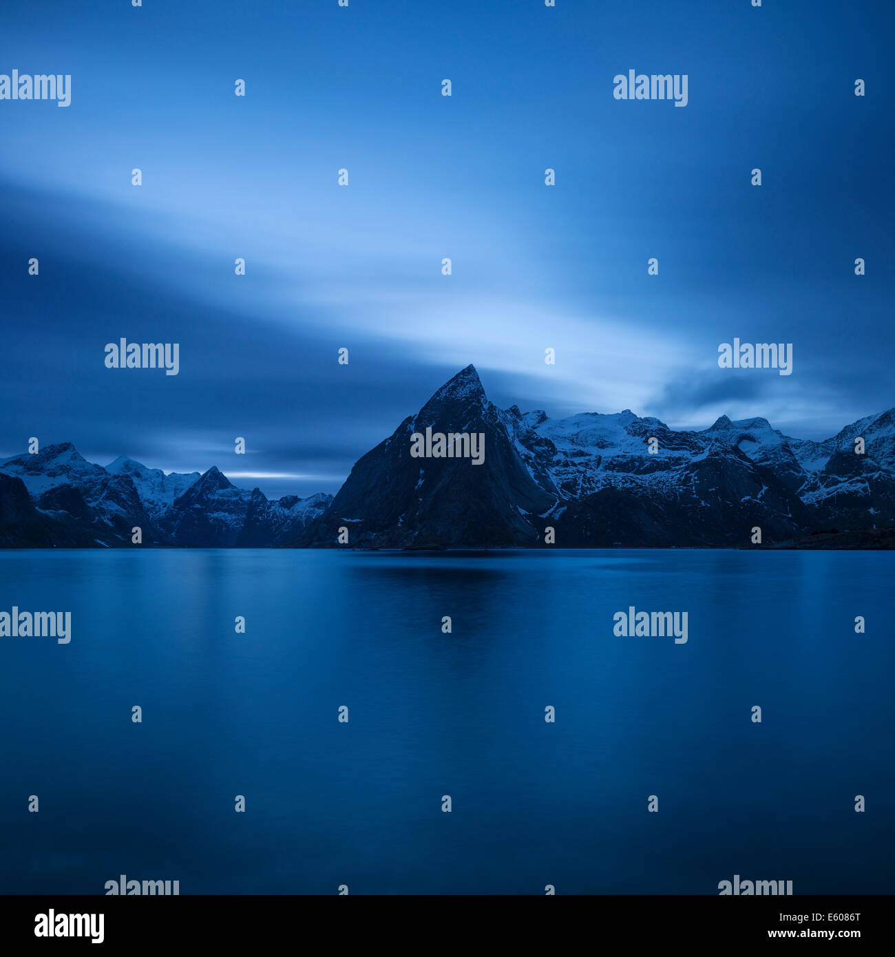 Nuvole deriva nel vertice di Olstind picco di montagna, Hamnøy, Moskenesøy, Isole Lofoten in Norvegia Foto Stock