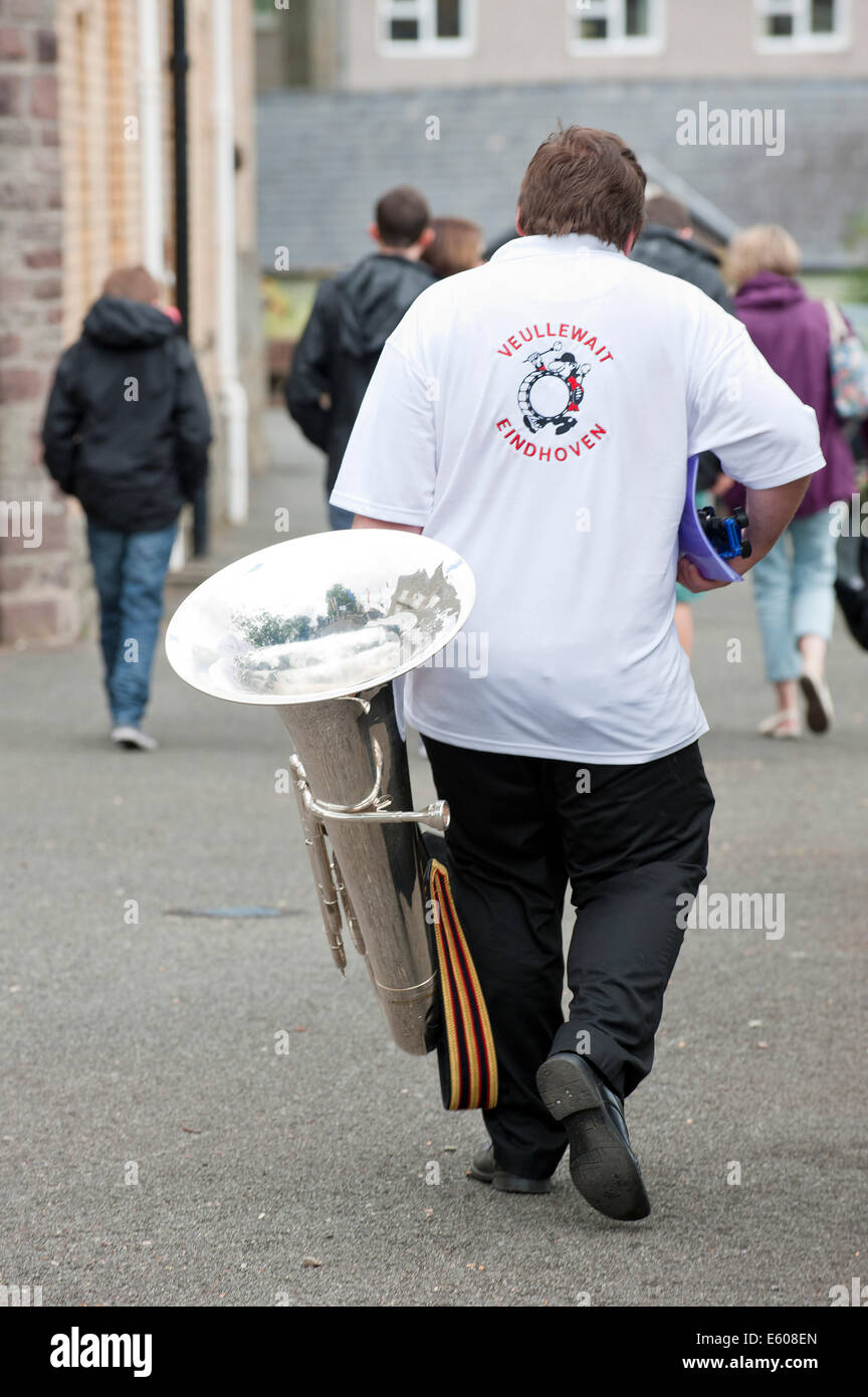 Brecon, Powys, Wales, Regno Unito. Il 9 agosto 2014. Un musicista passeggiate lungo i capitani a piedi con il suo strumento al trentesimo Brecon Jazz Festival. Credito: Graham M. Lawrence/Alamy Live News. Foto Stock