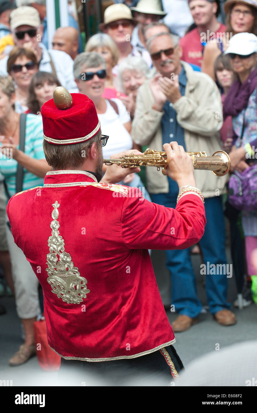 Brecon, Powys, Wales, Regno Unito. Il 9 agosto 2014. Imperial Kikiristan dalla Francia emozione la folla al trentesimo Brecon Jazz Festival. Credito: Graham M. Lawrence/Alamy Live News. Foto Stock