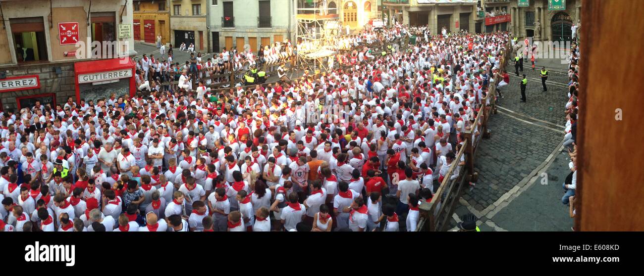 Folle si radunarono nelle strade di Pamplona per la corsa dei tori a annuale di San Fermin festival Foto Stock