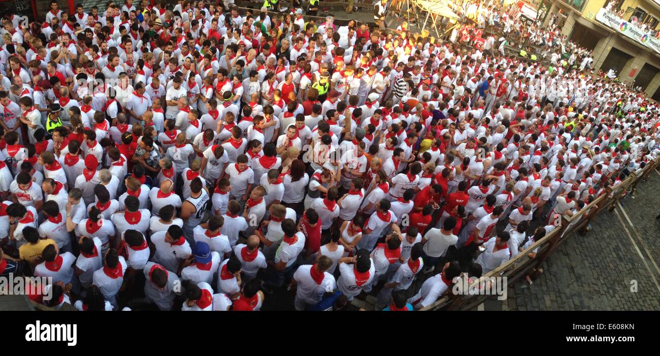 Folle si radunarono nelle strade di Pamplona per la corsa dei tori a annuale di San Fermin festival Foto Stock