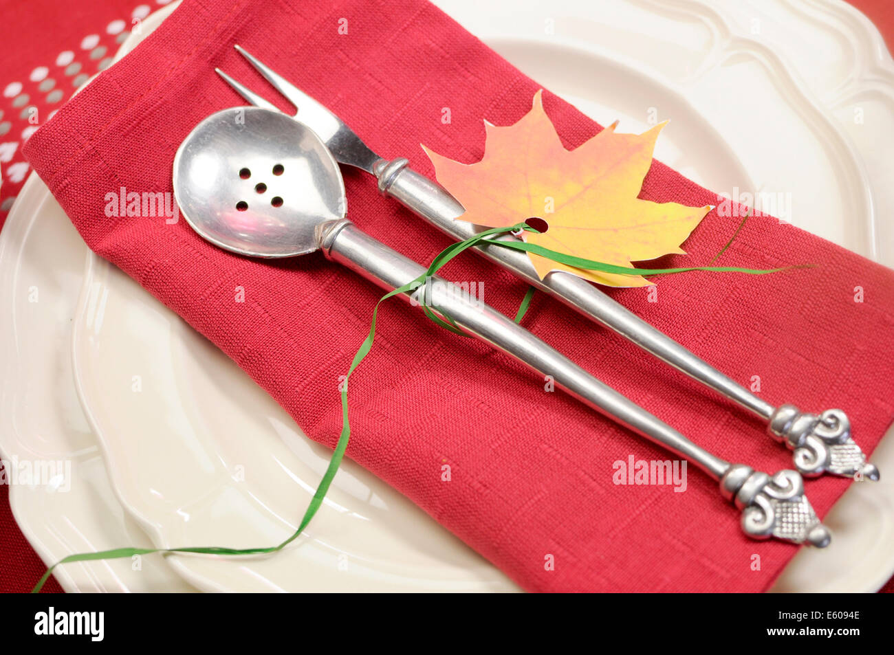 Rosso e bianco di festa a tema belle tavolo da pranzo impostazione con autunno cadono decorazione foglia. Foto Stock