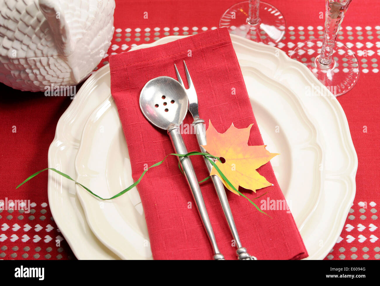 Rosso e bianco di festa a tema belle tavolo da pranzo impostazione con autunno cadono decorazione in foglia, cristallo di vetro del vino e la Turchia zuppiera. Foto Stock