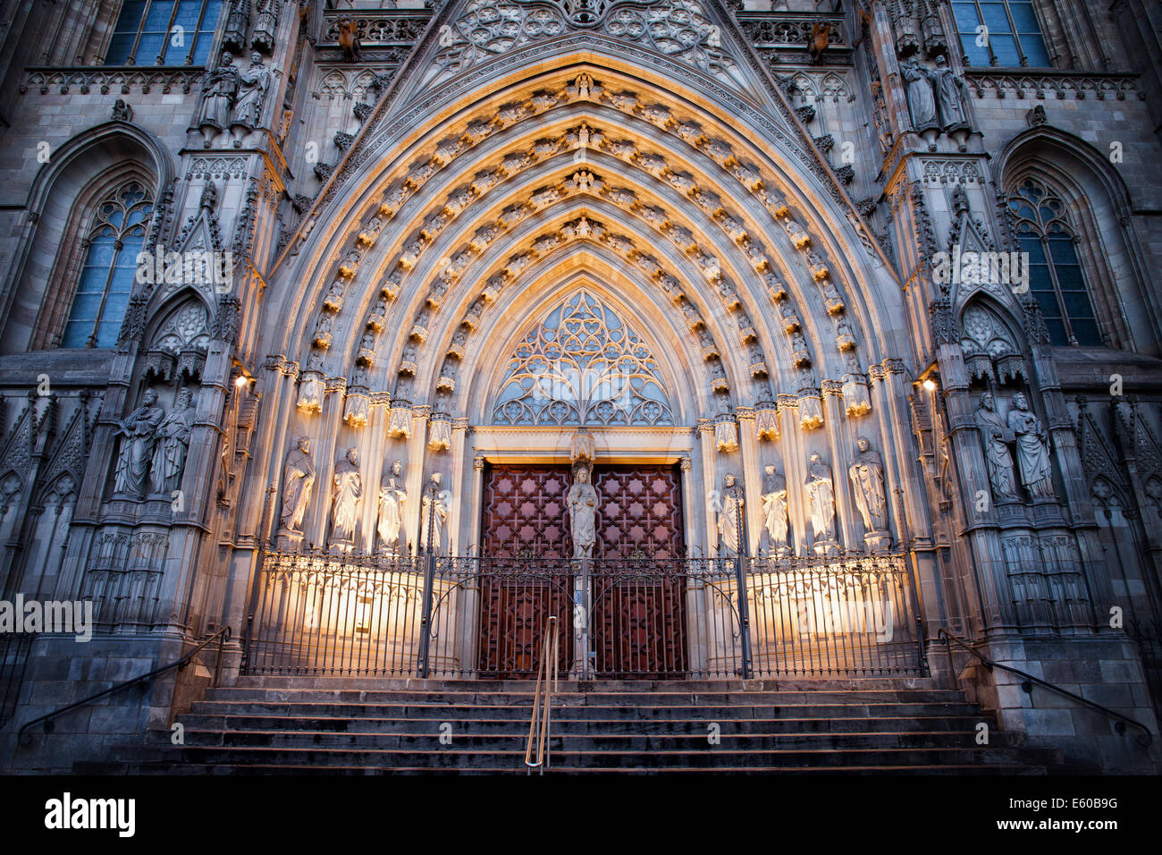 Lo stile gotico portale della cattedrale di Barcellona illuminata di notte in Catalogna, Spagna. Foto Stock
