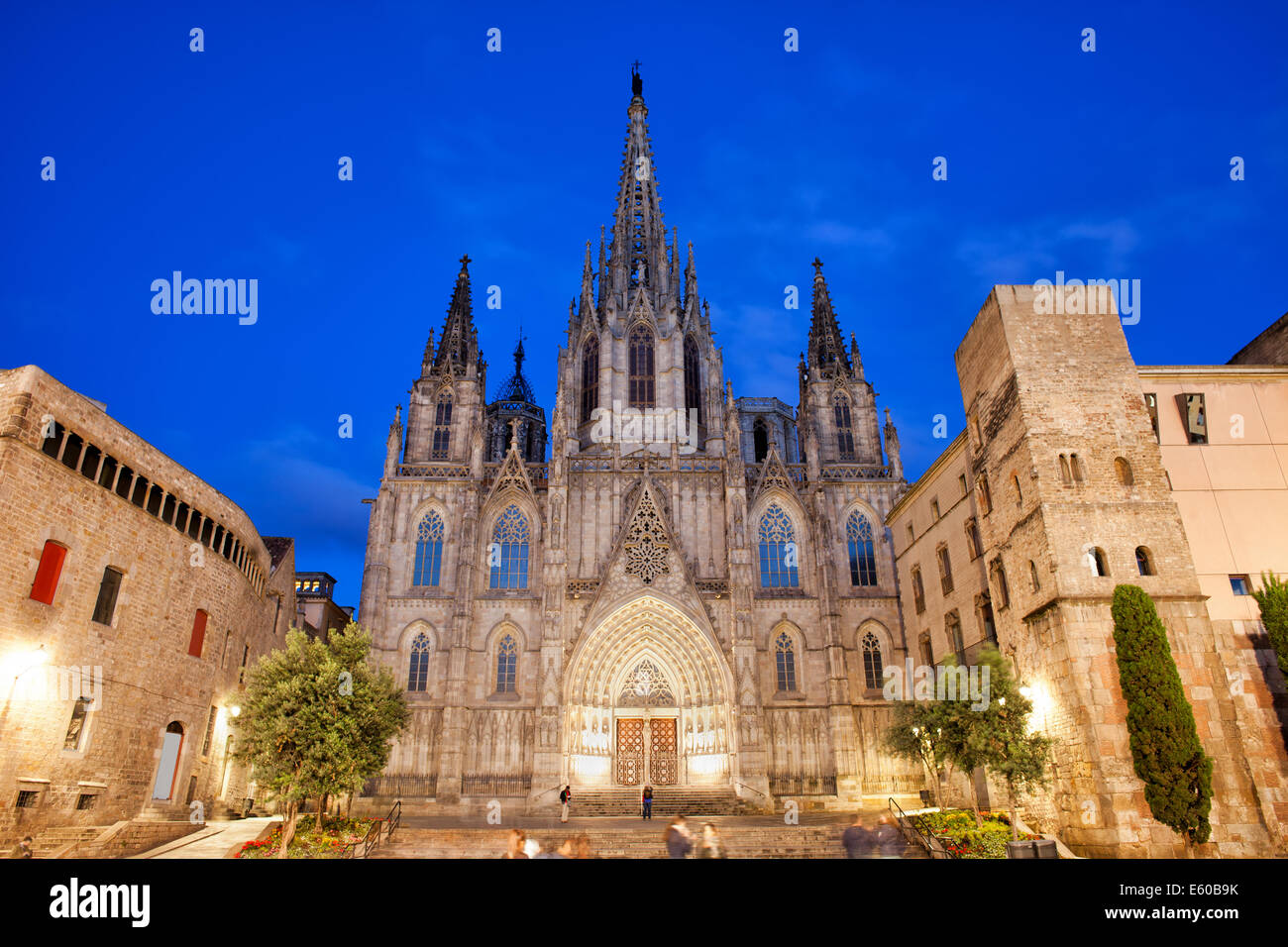 La cattedrale di Barcellona di notte, Quartiere Gotico (Barri Gotic) della città, la Catalogna, Spagna. Foto Stock