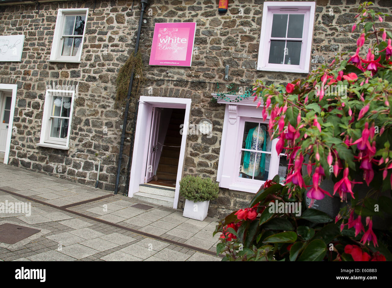 Sposa bianco e Boutique - in esclusiva per gli abiti femminili outfitter a Narberth, West Wales Foto Stock