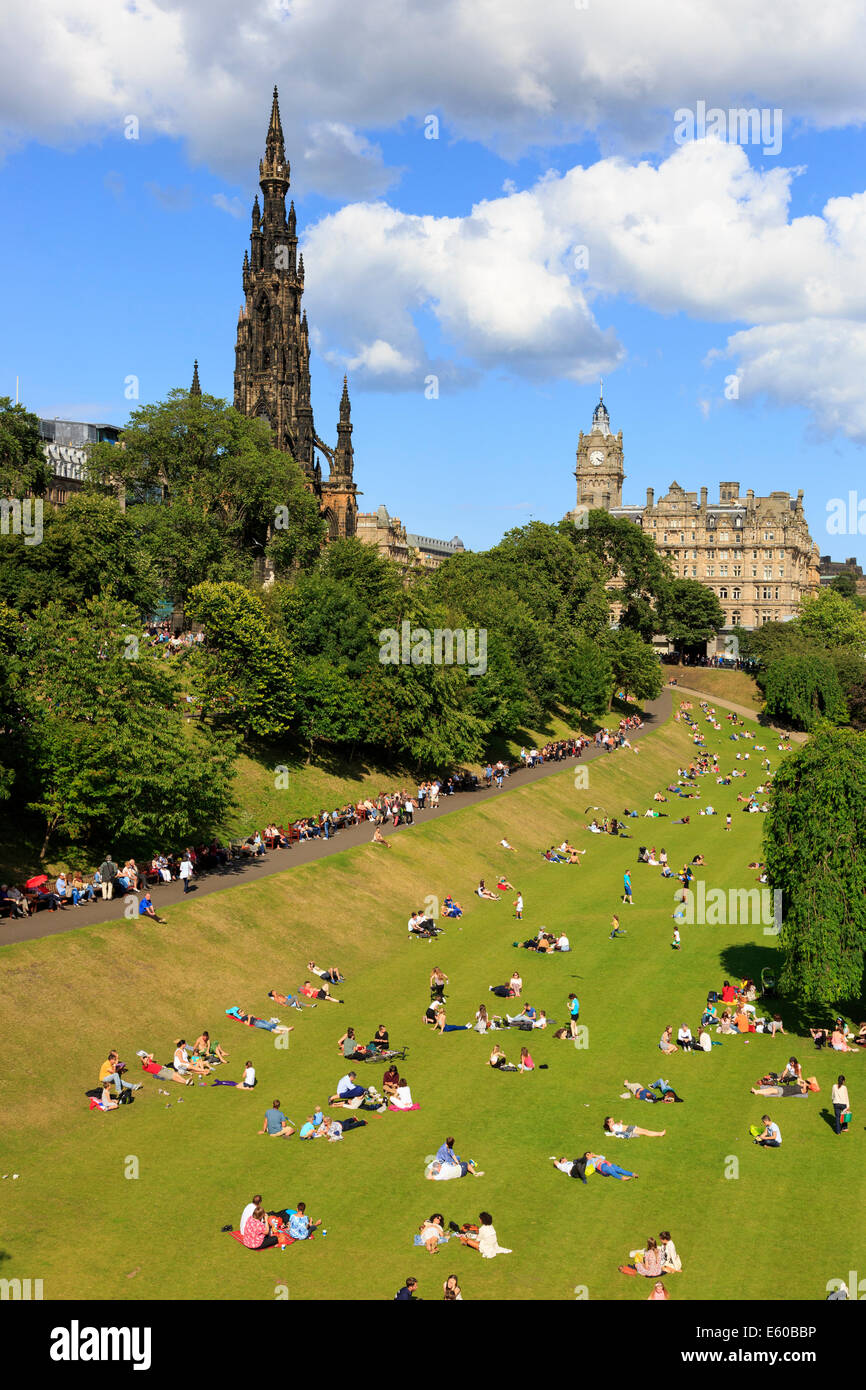I giardini di Princes Street con il monumento di Scott, Edimburgo, Scozia, Regno Unito Foto Stock