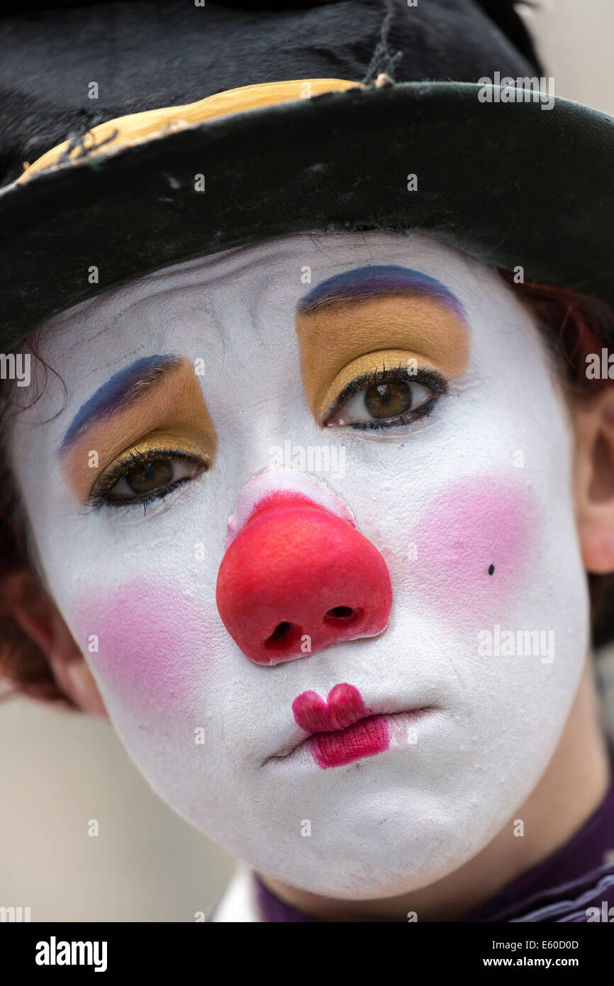 Ragazza giovane di eseguire come clown mimo al Edinburgh Fringe Festival di Edimburgo, Scozia, Regno Unito Foto Stock