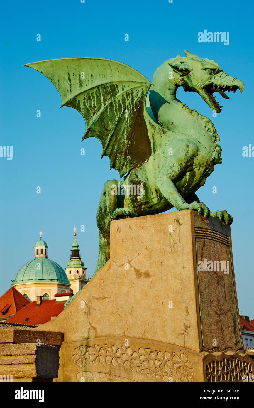 La Slovenia Ljubljana, Dragon ponte e la chiesa di San Nicola Foto Stock