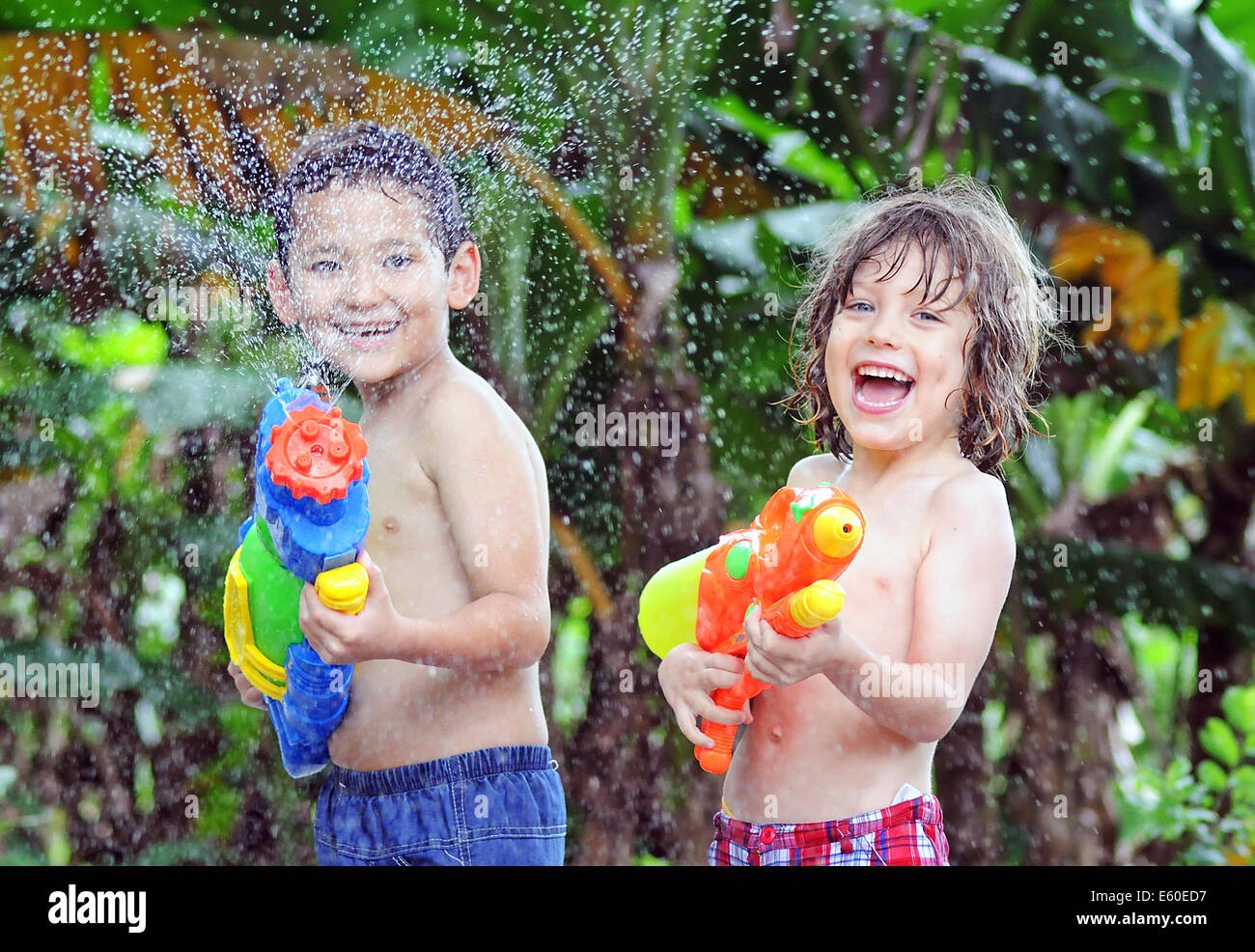 I ragazzi di irrorazione con pistole ad acqua in onda di calore Foto Stock