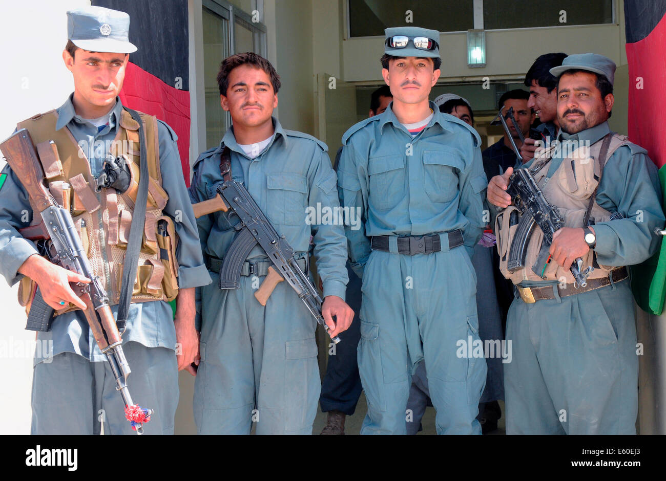 Nazionale Afghano di funzionari di polizia sta di guardia alla porta della stazione di ANP in attesa di avvio di una cerimonia del taglio del nastro a significare l'apertura della provincia della nuova sottostazione 21 settembre 2013 Spin Boldak, provincia di Kandahar, Afghanistan. Foto Stock