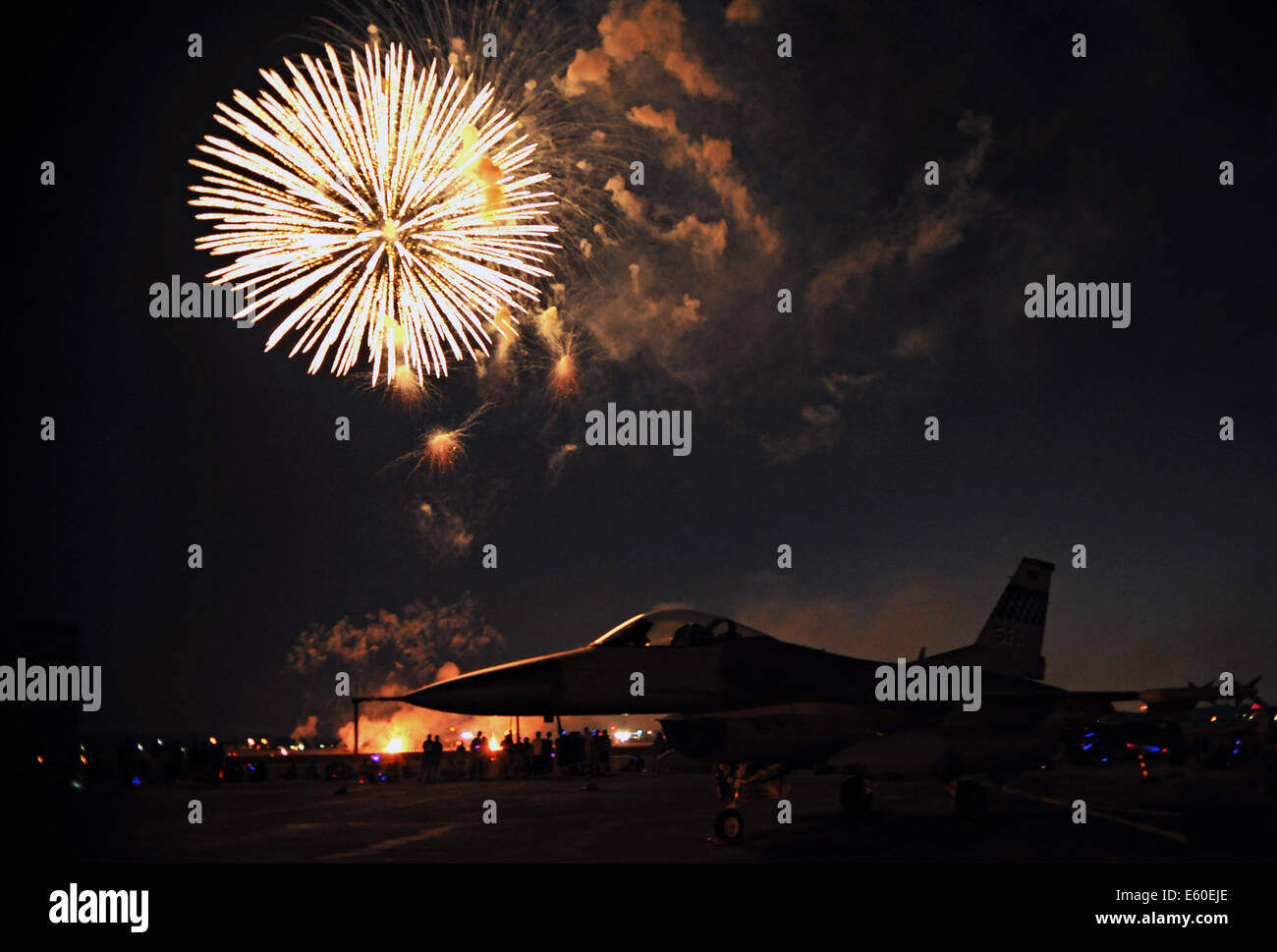 Fuochi d'artificio esplodere in un U.S. Air Force F-16 Fighting Falcon aerei durante il Liberty Fest, un giorno di indipendenza celebrazione ospitata dalla 51st forza squadrone di supporto Luglio 4, 2014 a Osan Air Base, Corea del Sud. Foto Stock