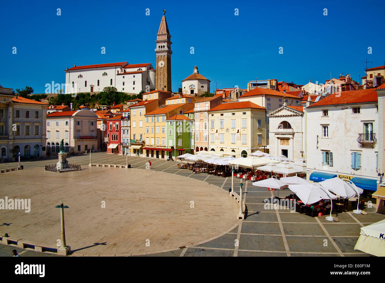 La Slovenia, regione di Primorska, costa Adriatica, pirano, Tartini Square e st. Chiesa di Georges Foto Stock